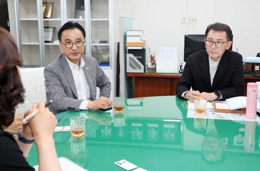 대한민국시군자치구의회의장협의회 회장(부사시 금정구의회 의장) 함양군의회 방문